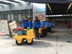 福瑞得機(jī)械手扶雙輪壓路機(jī)，二次結(jié)構(gòu)澆筑泵及時包貨