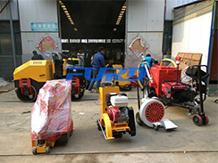 七月，福瑞得灌縫機(jī)、灌縫膠等路面養(yǎng)護(hù)設(shè)備發(fā)貨忙