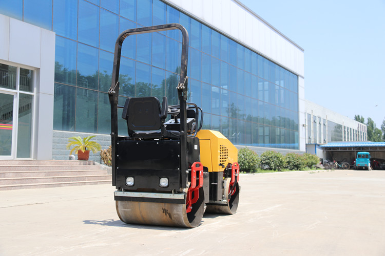 小型振動(dòng)壓路機(jī)，只使用不保養(yǎng)也是萬(wàn)萬(wàn)行不通的